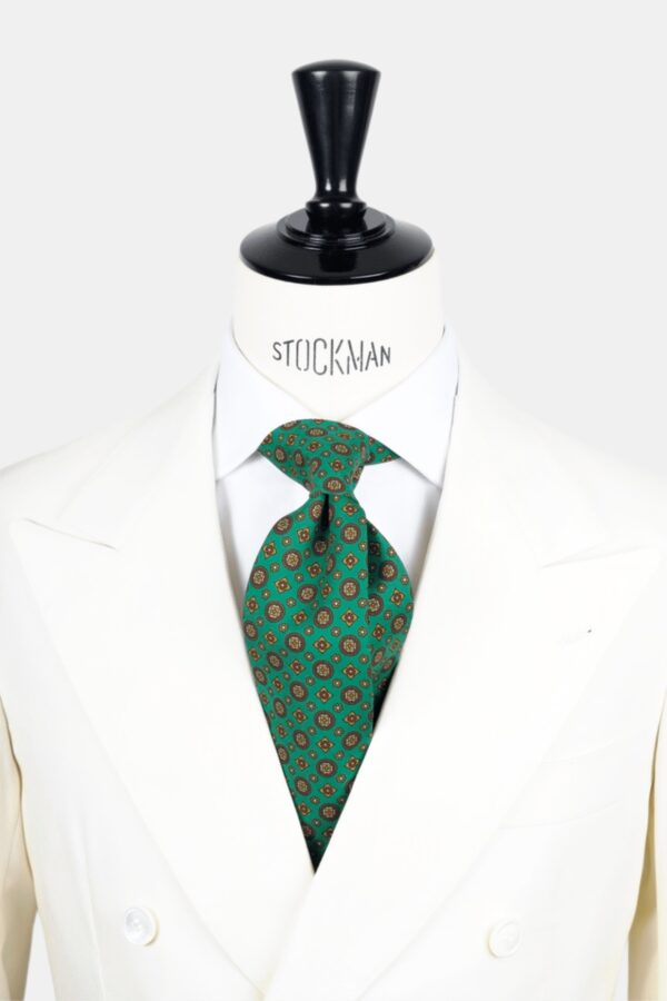 Cravate verte motif géométrique - Soie imprimée 3 plis artisanale, nouée sur une chemise blanche, Dare in Paris
