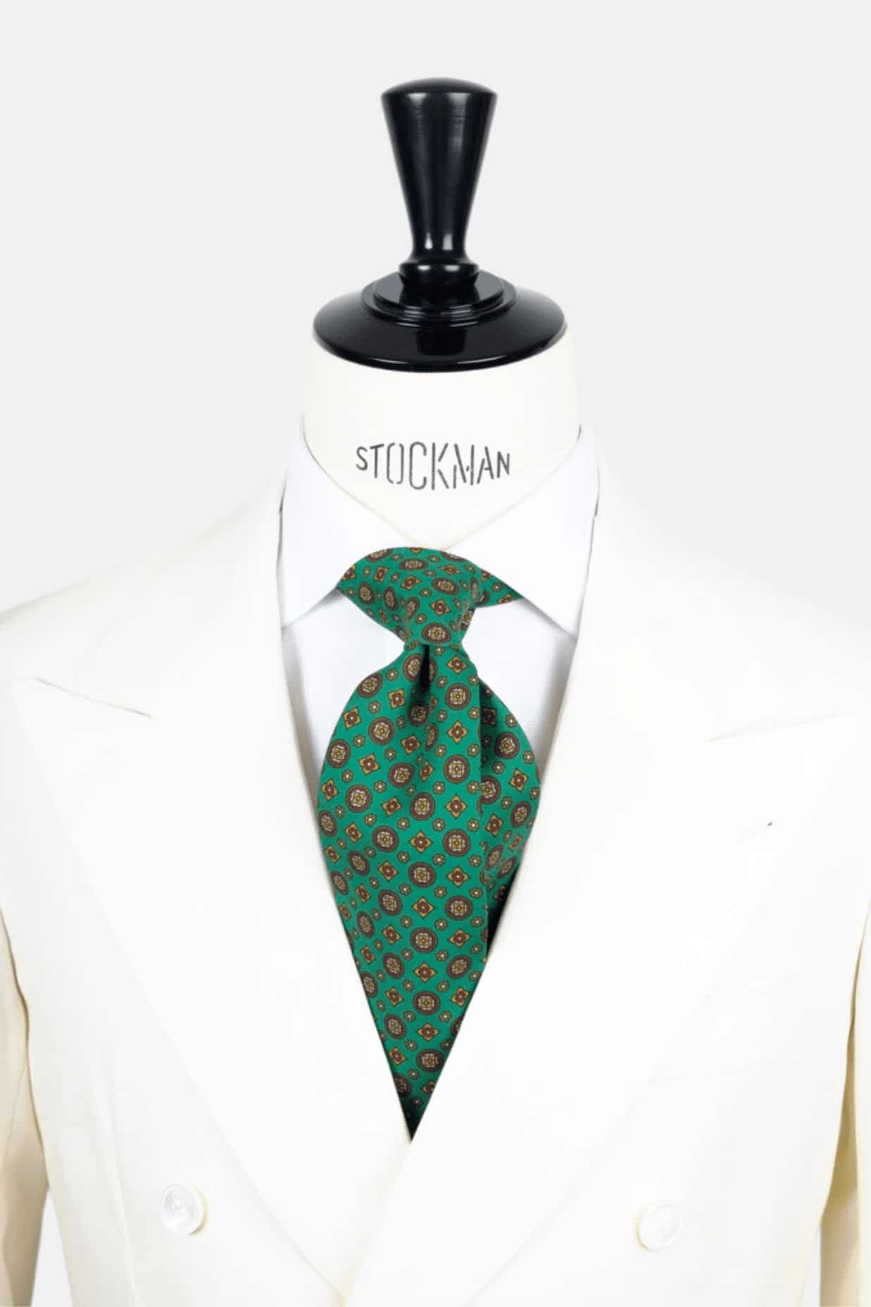 Cravate verte motif géométrique - Soie imprimée 3 plis artisanale, nouée sur une chemise blanche, Dare in Paris