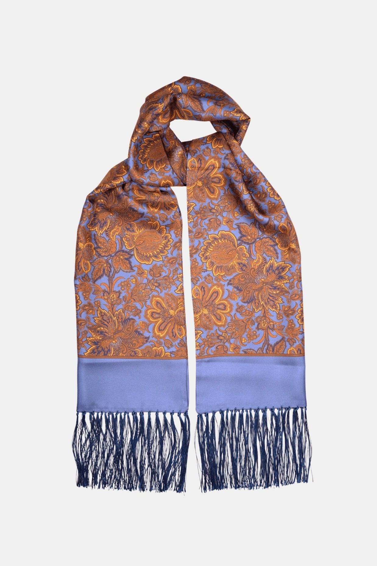 Foulard en soie bleu clair, motif cachemire, bords frangés main, Dare in Paris