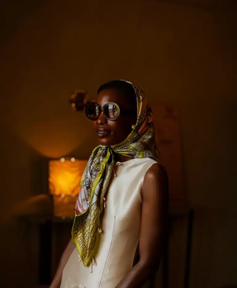 Carré de soie noué en foulard sur la tête, porté avec une robe crème, Dare in Paris