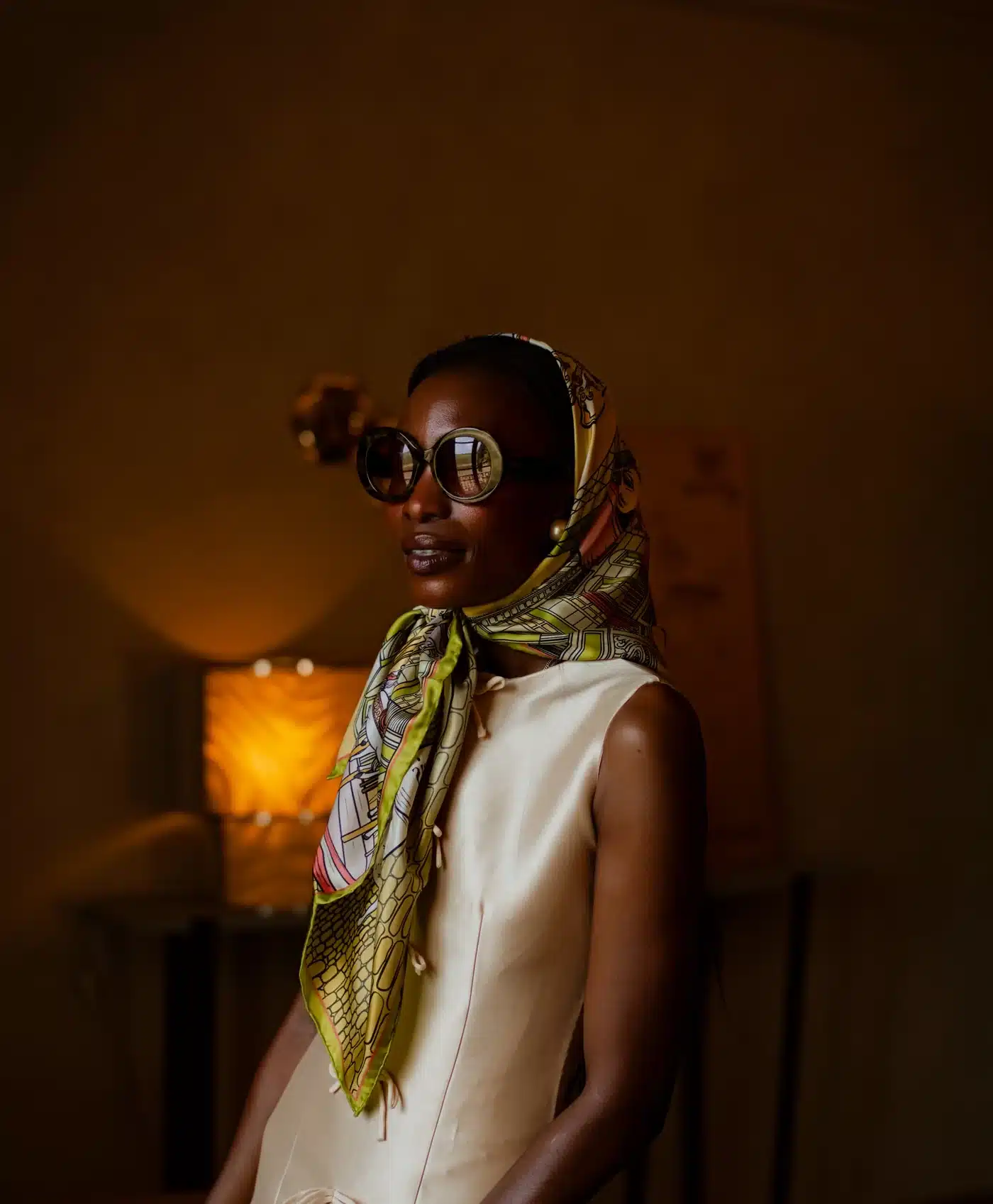 Carré de soie noué en foulard sur la tête, porté avec une robe crème, Dare in Paris