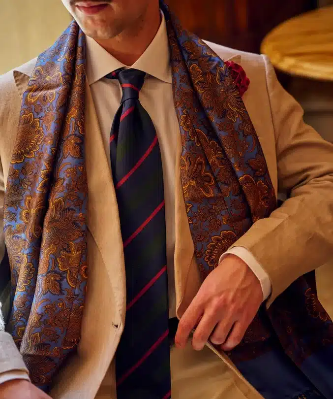 Cravate bleu et vert à rayures en soie tissée 3 plis portée avec une écharpe paisley, Dare in Paris
