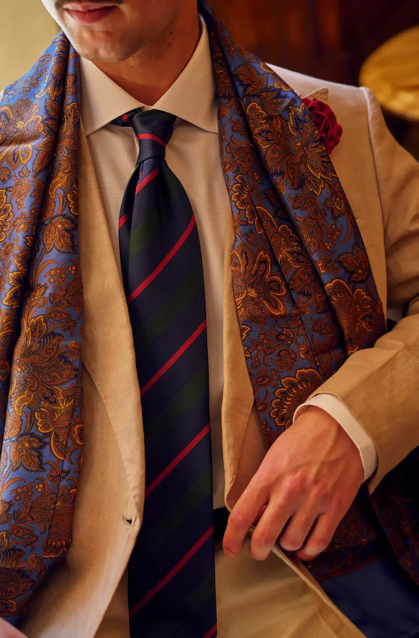 Foulard en soie à motif cachemire porté avec une cravate rayée bleu marine et rouge, Dare in Paris