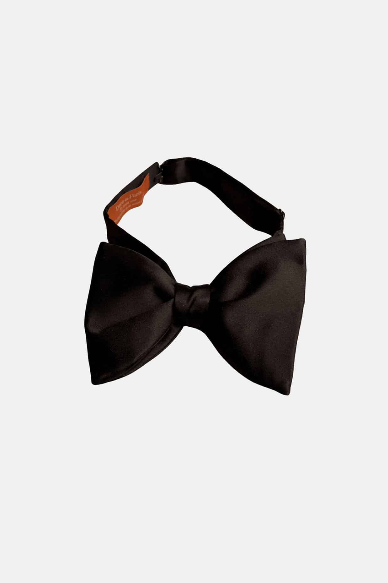 Nœud papillon noir soie artisanale – Le Dare in Paris, porté sur une chemise blanche, Dare in Paris