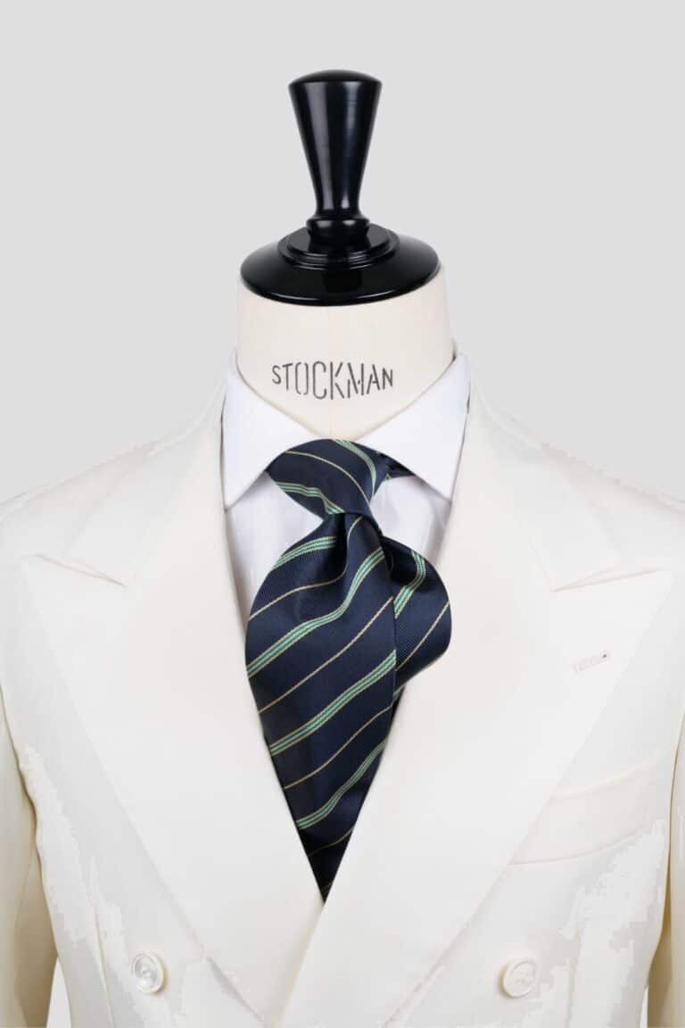 Cravate club bleu, soie tissée 3 plis artisanale, nouée sur un buste, chemise blanche, Dare in Paris