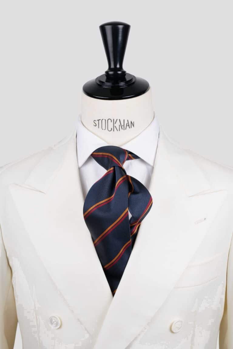 Cravate bleu marine rayée, soie tissée 3 plis artisanale, nouée sur un buste, chemise blanche, Dare in Paris