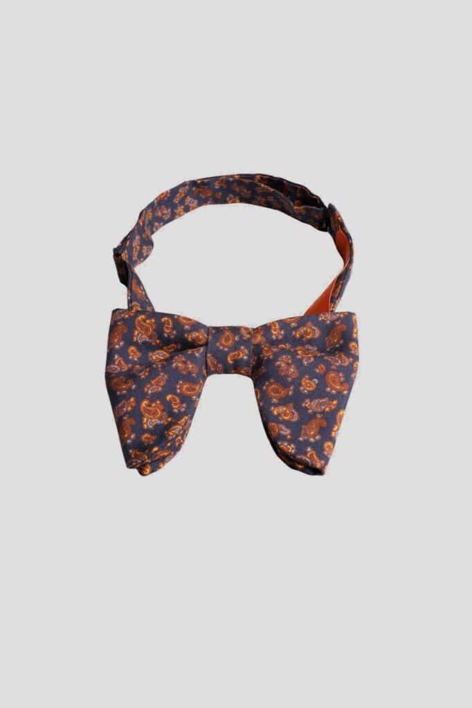Navy paisley bow tie in printed silk, Le Plongeant, laid flat, Dare in Paris