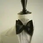 Nœud papillon noir noué sur une chemise blanche, buste de tailleur Stockman