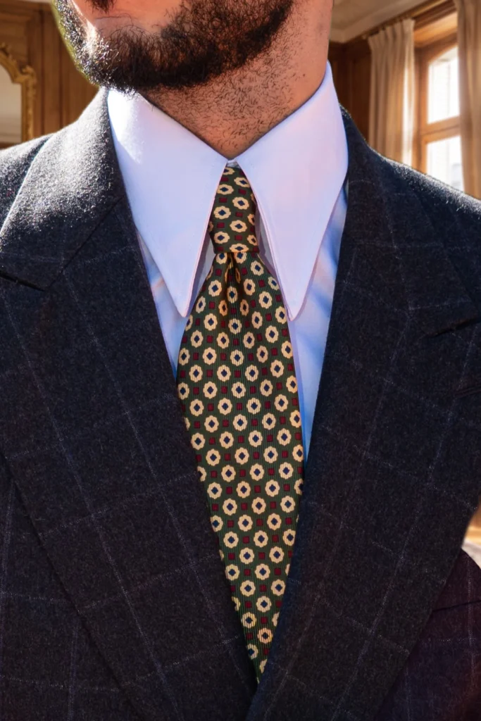 Cravate verte en soie, portée avec une chemise et une veste, vue rapprochée.