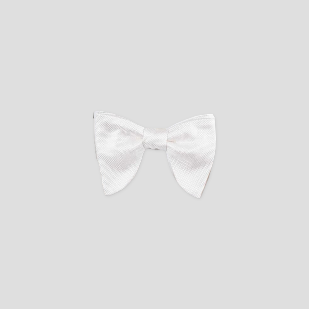 Nœud papillon blanc soie piquée, Le Plongeant, présenté de face sur fond gris clair.