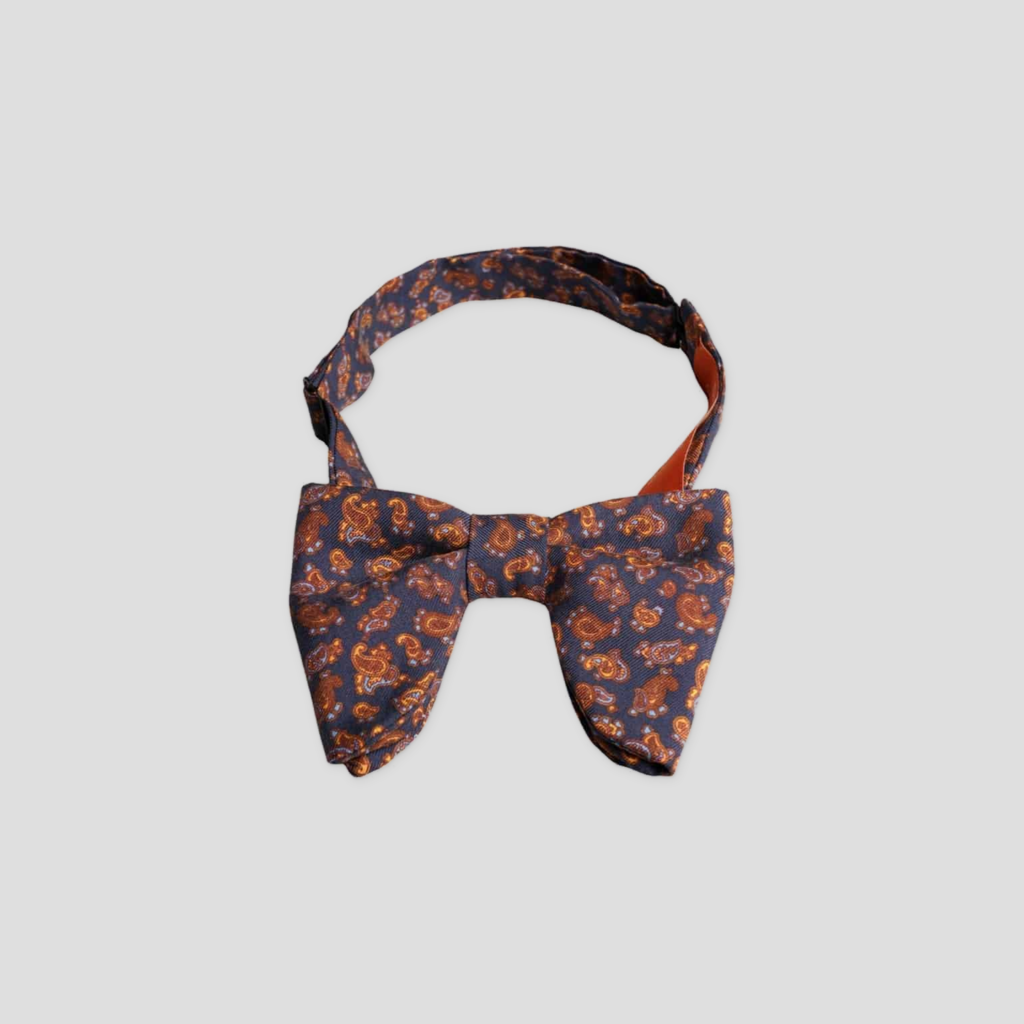 Nœud papillon bleu marine motif cachemire, Le Plongeant, présenté seul sur fond gris clair, avec sa bande de cou.