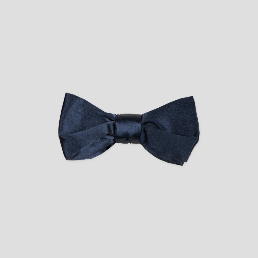 Navy blue silk satin bow tie, L’Intemporel, shown from the front against a light grey background.
