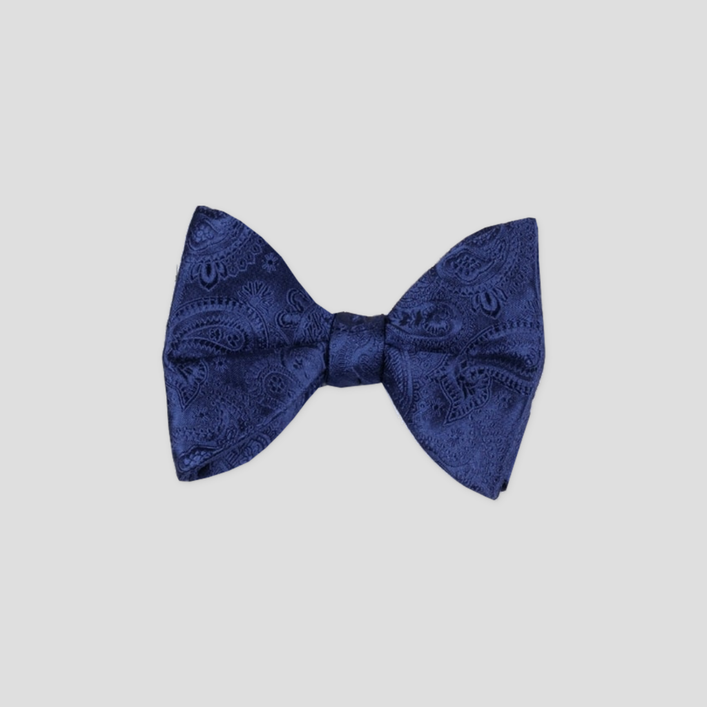 Nœud papillon bleu soie artisanale, Le Dare in Paris, présenté de face sur fond gris clair.