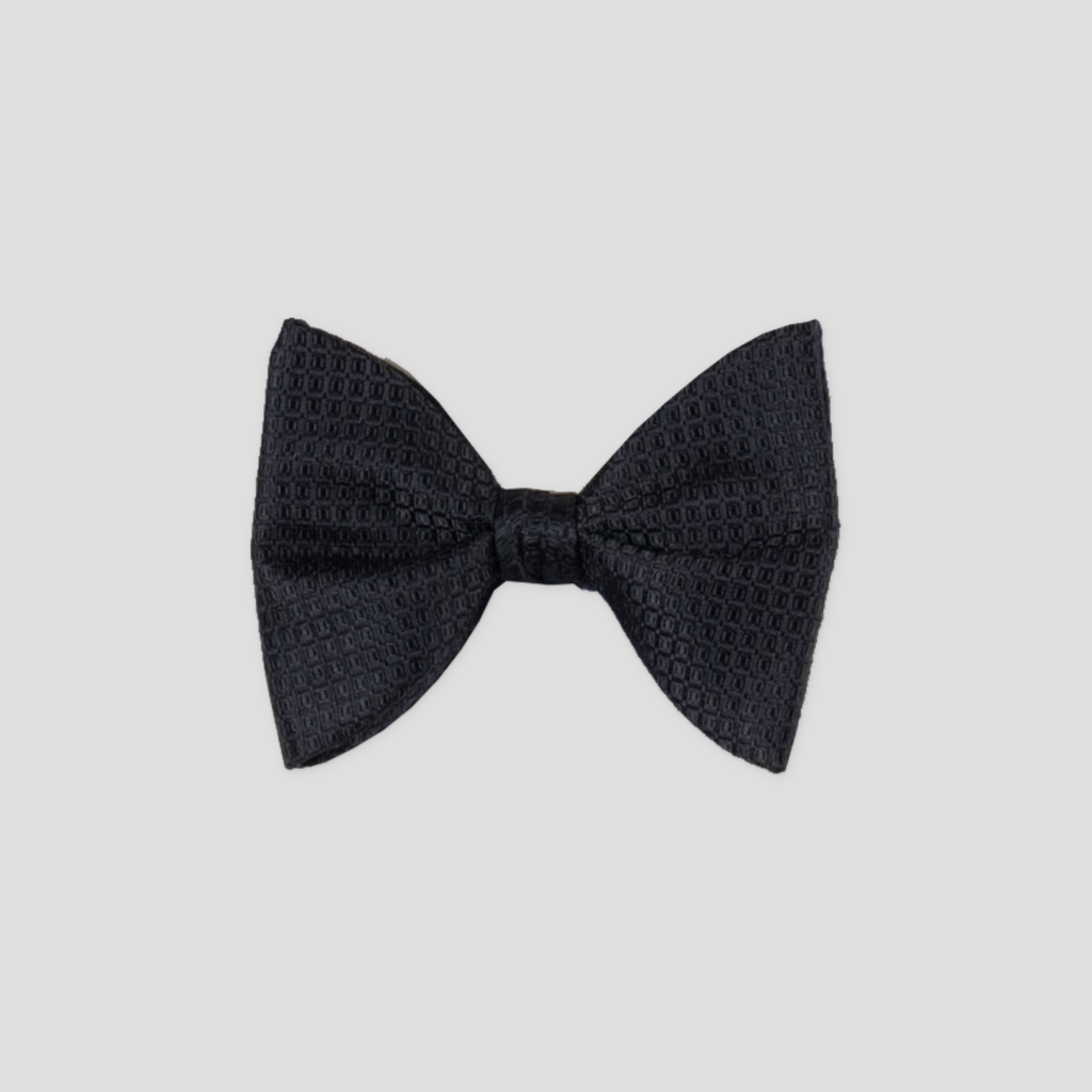 Nœud papillon noir soie tissée, Le Dare in Paris, présenté de face sur fond gris clair.